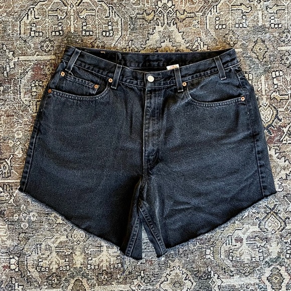 ✨SOLD✨ Levi’s 550 Relaxed Fit High Waisted Cut Off Shorts in Black - 34 - Picture 3 of 3